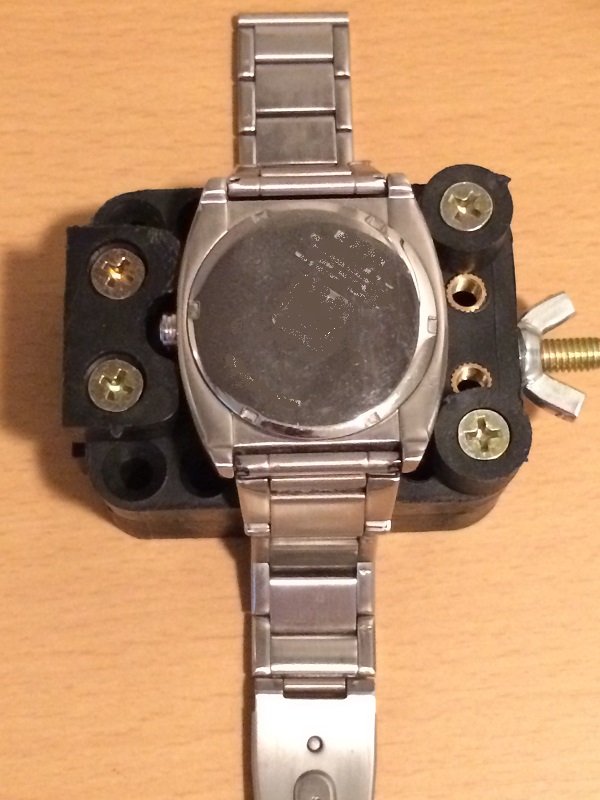 ２ 裏蓋を開ける 簡単 腕時計電池交換 やり方